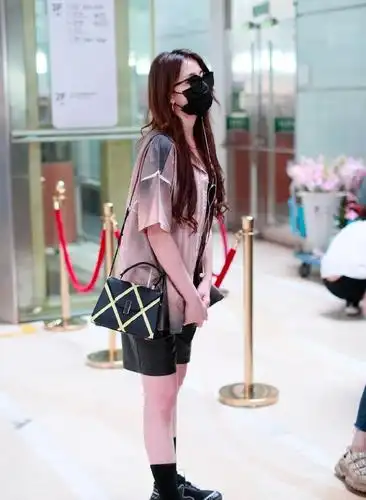 金子涵《青你2》没成团,人气却直线上升,露腰装搭皮裤帅爆了