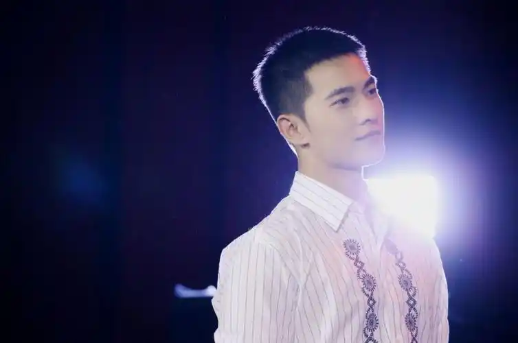 杨洋,陈伟霆等8位男星的平头造型,你最喜欢哪一位?