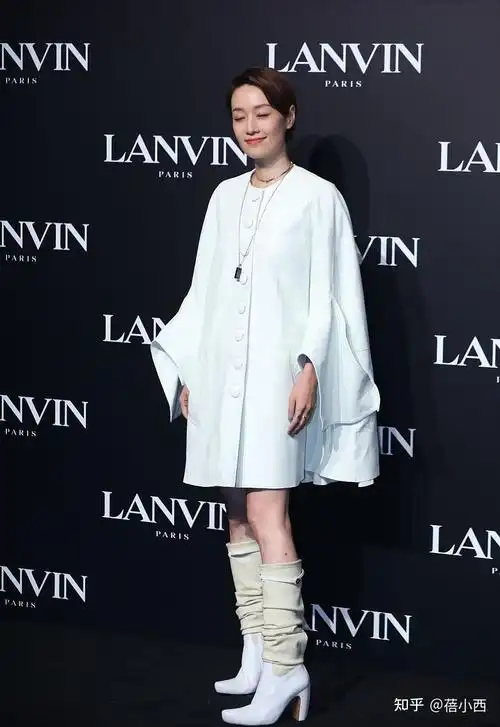 马伊琍终于换风格了穿白色斗篷连衣裙配袜靴气场很难被超越
