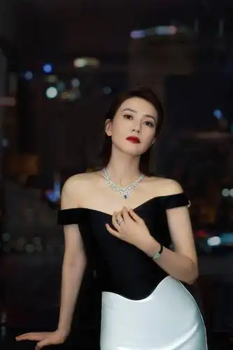 高圆圆新发型被赞显年轻穿拼接裙简单优雅配珠宝好有贵妇范儿