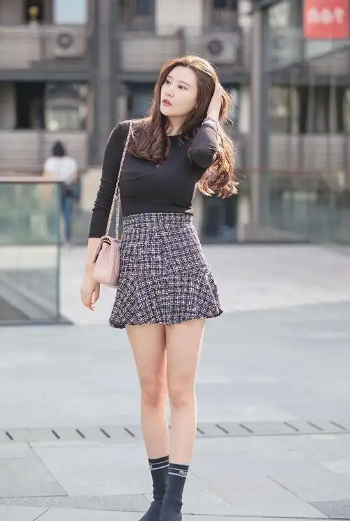 到了夏天,裙子便是这个季节里非常主流的穿搭单品,每个女生都希望通过