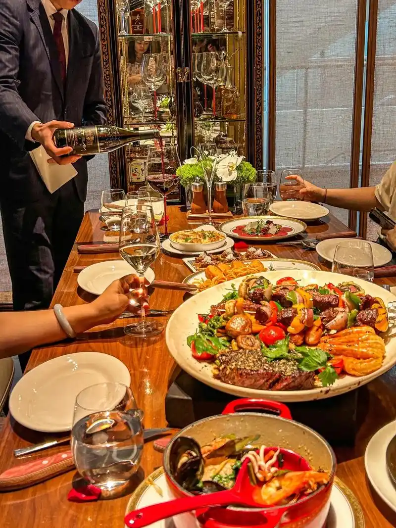 部门聚餐选择了牛排家.这个上个月业绩比较 - 抖音