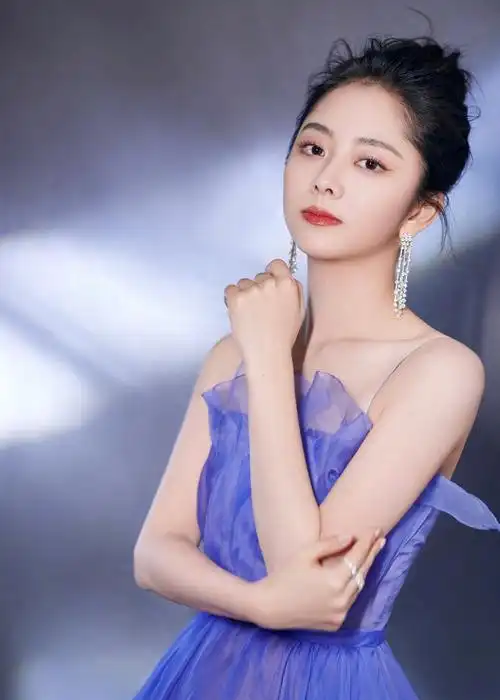 今天出席的谭松韵seven