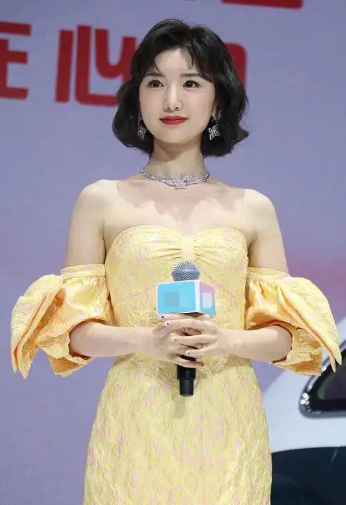 33岁毛晓彤换短卷发略显老气要是换个发型会更加减龄