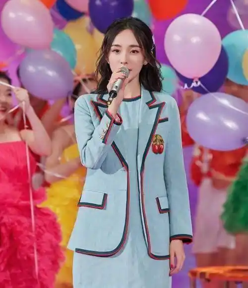 五四晚会现场:关晓彤腿精,张艺兴戏剧腔,全场亮点还是杨幂制服_裙子