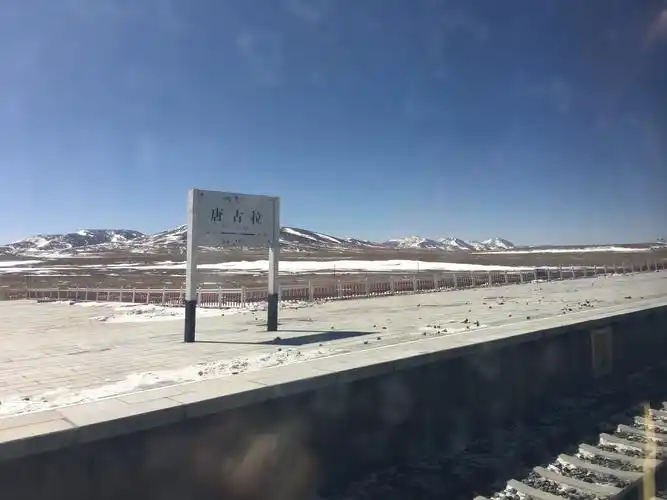 从西宁站换有氧列车进入可可西里无人区,翻越了海拔5067米高的唐古拉