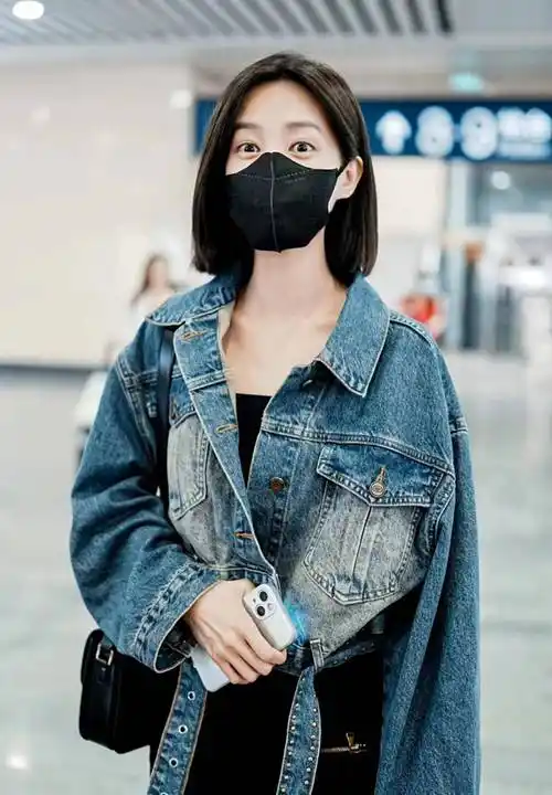 李一桐亮相高铁站,牛仔短外套搭工装裤,飒爽休闲又时尚!