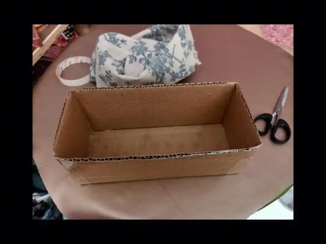 用纸箱子做了一个收纳盒,呵嘿嘿,还行吧.