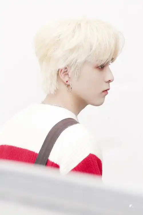 无组规日关于盒里那个长得有点好看的白毛帅哥换了发色之后