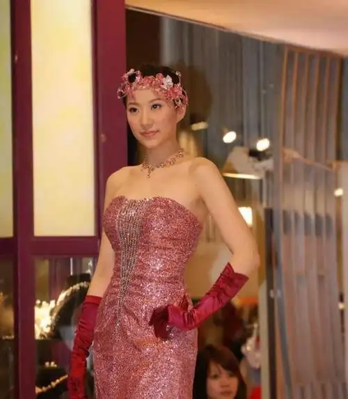 "甄子丹小姨子"汪圆圆:嫁百亿豪门,3年生3娃稳握继承权