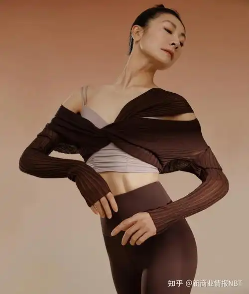 2020年,内外官宣王菲为品牌全球代言人时,选择的是王菲身穿内外家居