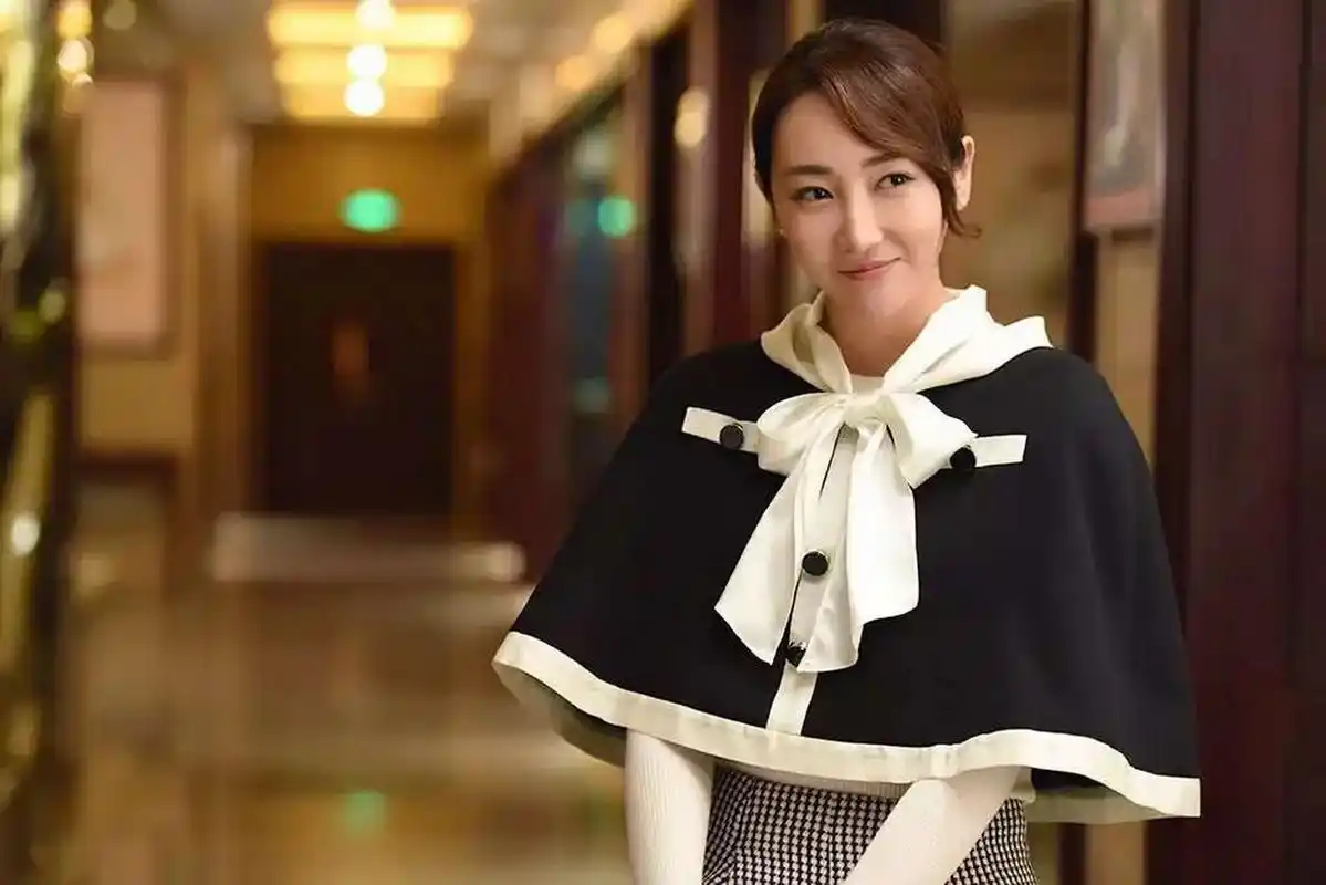 她身上有着一种执着,就像一阵清新的风,体现给人的是柔刚的品质