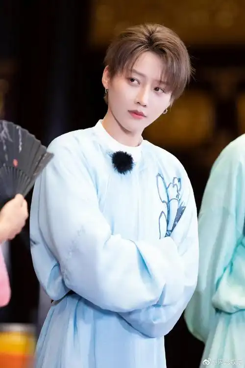 刘雨昕打卡吧吃货团蓝色古装剧照