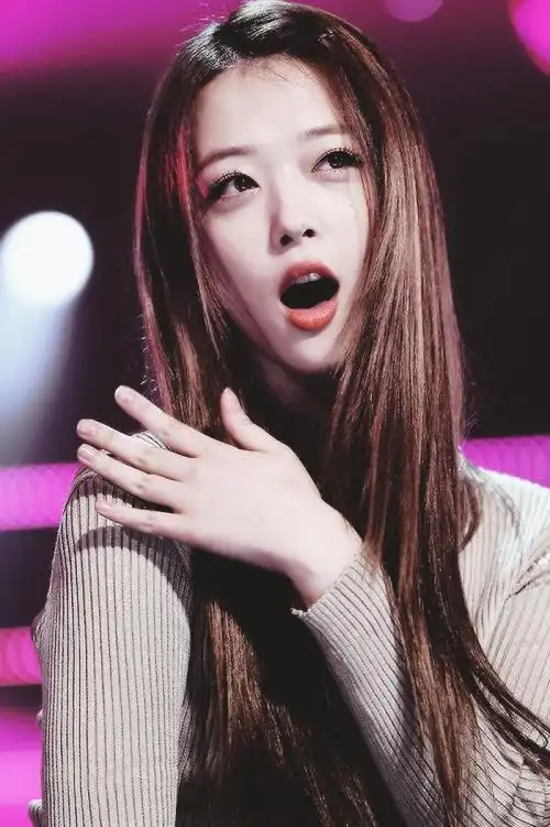 崔雪莉()1994年3月29日出生于韩国釜山,毕业于首尔表演艺术中学,韩国