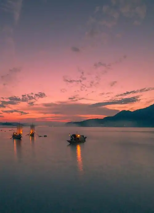 兰江上漂泊的渔船也是一道风景. 图/视觉中国