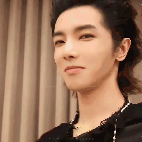 2024华晨宇火星演唱会#这小表情太可爱了吧,急急小绒:诶呀本来想宜＃