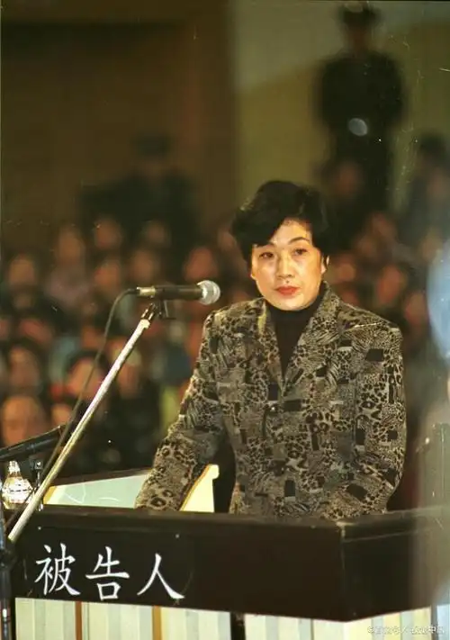 陪睡40位领导的蒋艳萍13年升成副厅级,敛财千万,被