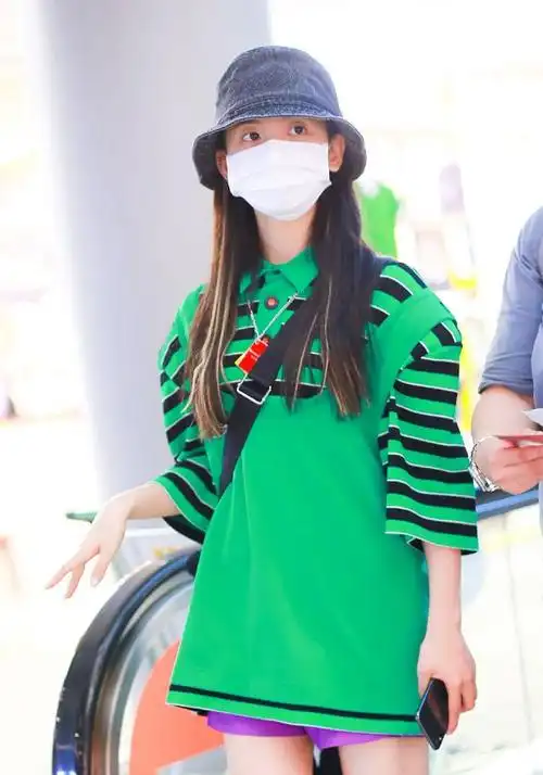 杨超越素颜走机场,穿绿配紫大秀"筷子腿",一般人hold不住|短裤|上衣