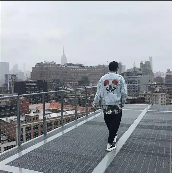 周杰伦晒背影照