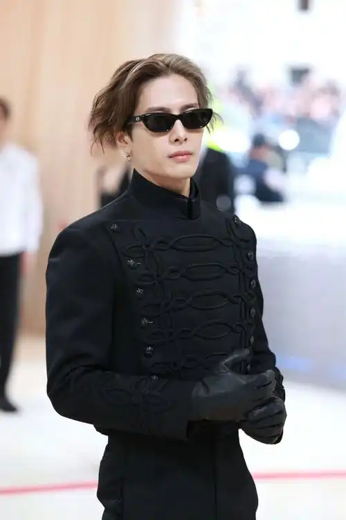 娱乐闪接触 的想法: omg王嘉尔 这个发型太帅 met gala 2023.