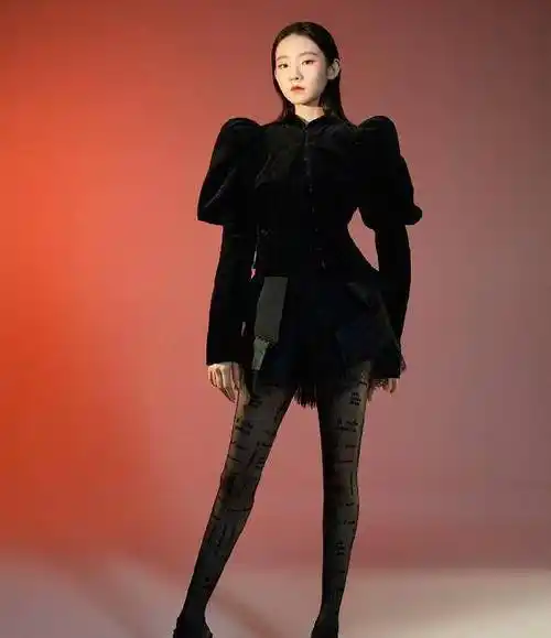 张艺凡和队友同框却矮一头,看清腿上姿势:是对队友最大的尊重!