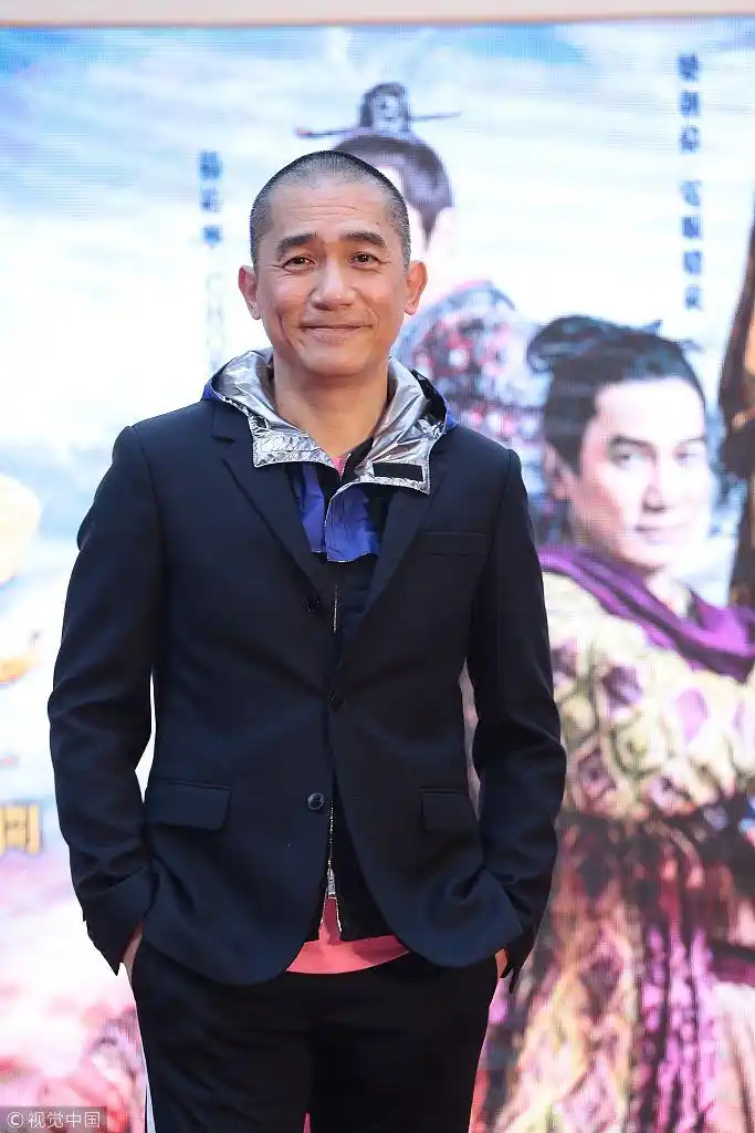 梁朝伟剃光头只为个"懒"字 微笑不惧露褶子