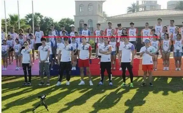 鹿晗身高真有178?看他跟刘德华,关晓彤等明星的合照就懂了