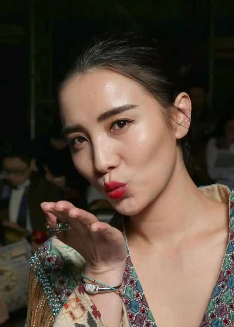 宋佳在片场抽烟被人拍到了,致命的诱惑,一点也不影响她的气质!