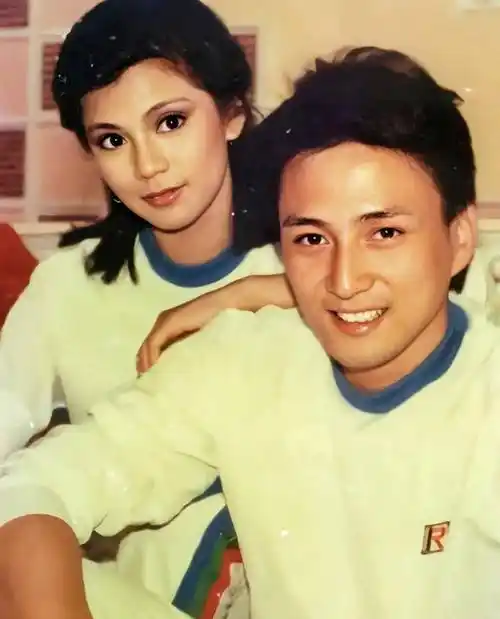 在剧组拍摄期间,翁美玲与汤镇业互生好感,汤镇业无微不至的关怀最后