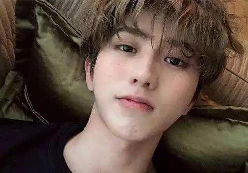 原创蔡徐坤出道早期旧照被翻出有没有整容对比见分晓