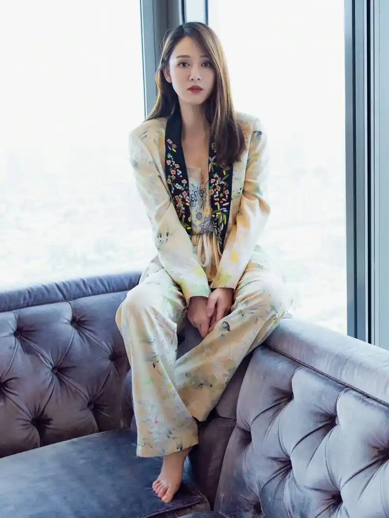 陈乔恩下衣失踪,美腿玉足太诱人了