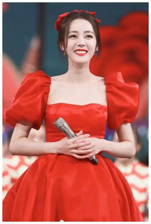 迪丽热巴红色泡泡袖公主裙造型