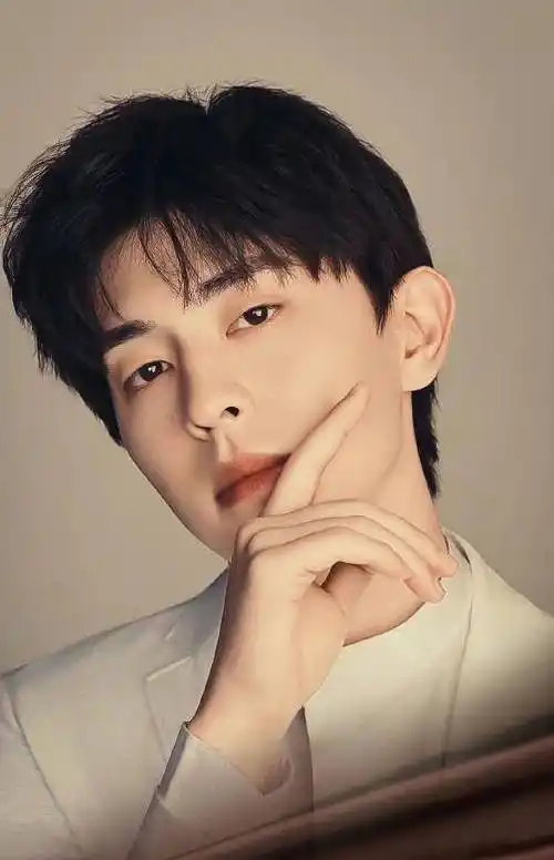 原创邓伦新剧路透照曝光民国长衫造型气质儒雅网友好白美的哥哥