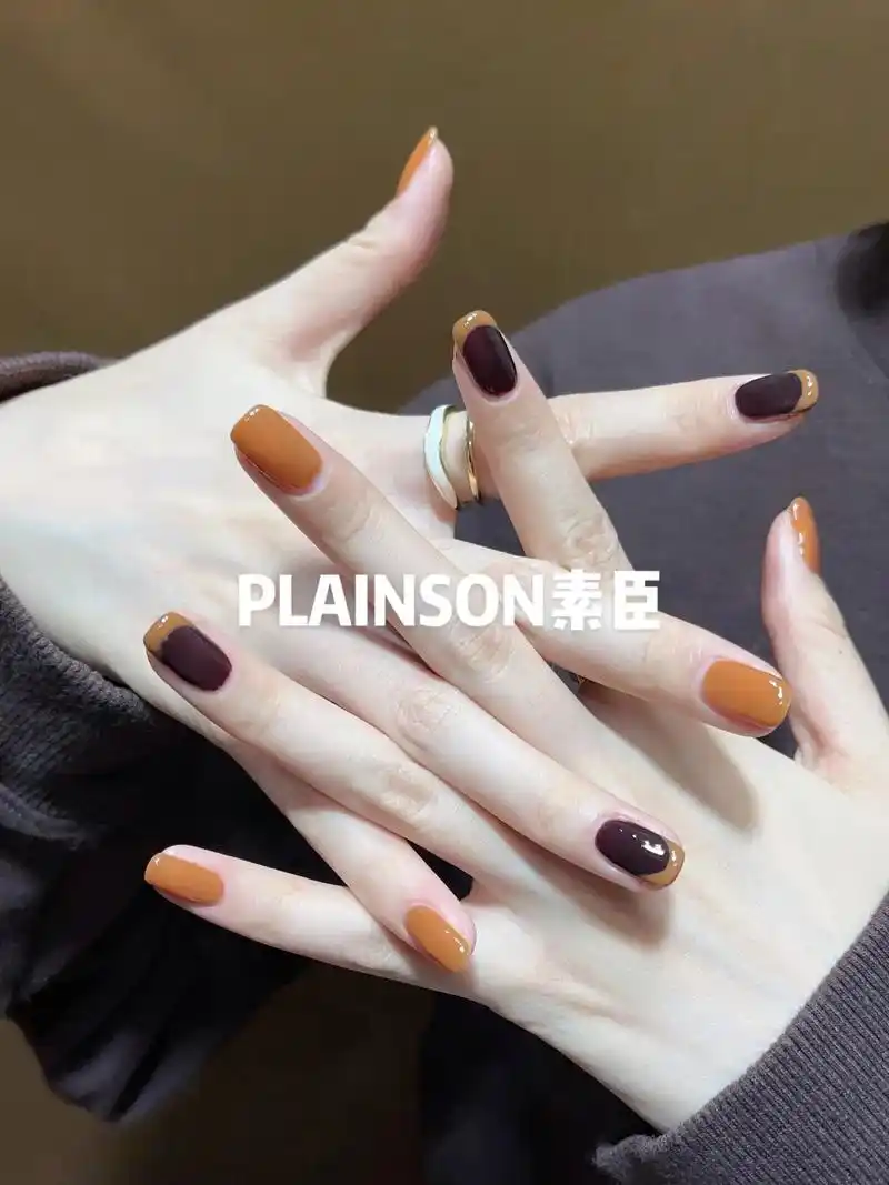 高级的配色99焦糖南瓜暗黑红跳色法式美甲.