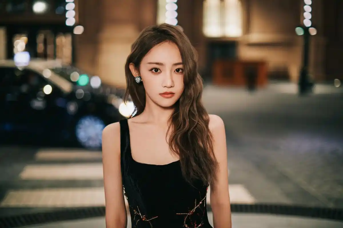 吴佳怡黑色吊带礼服裙写真组图:华灯初上,霓虹诗意.