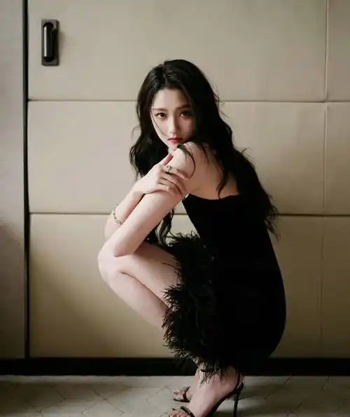 关晓彤穿黑色丝绒羽毛裙,身材管理超好,气质迷人 – 爱读书
