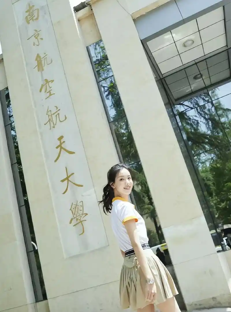 南航校花陈都灵高考621分,回母校引围观,堪称"新版"奶茶妹妹