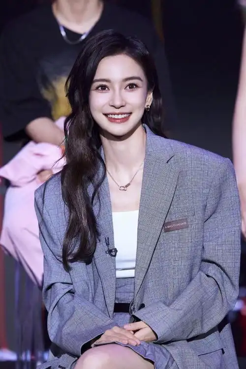 组图:angelababy穿短裙搭廓形西装 秀出精致锁骨酷飒迷人