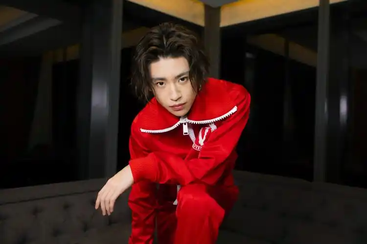 小鬼王琳凯红色套装写真图片