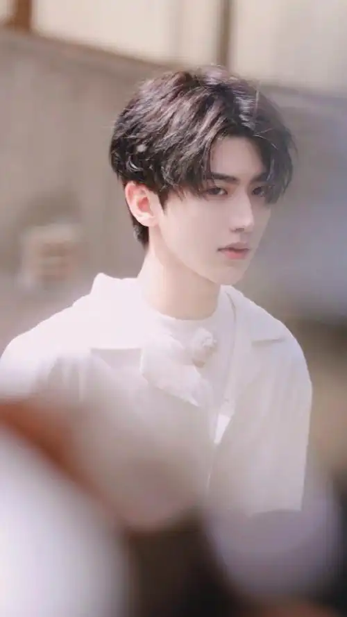 哇蔡徐坤白衬衫造型