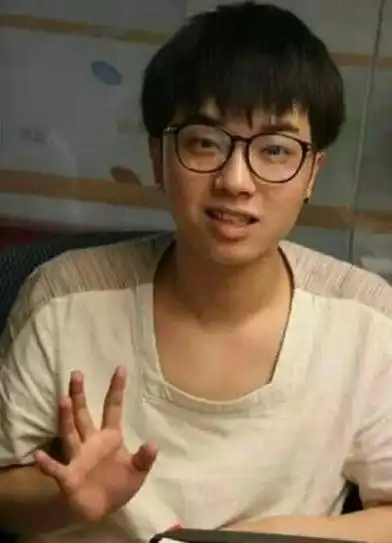 华晨宇早期参赛出道照片,华晨宇身高很矮吗?