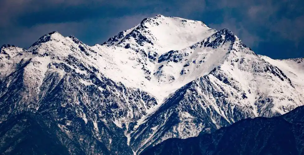 青海乐都八景之一的南山积雪,山势连绵雄伟壮丽_山峰_古称_远景