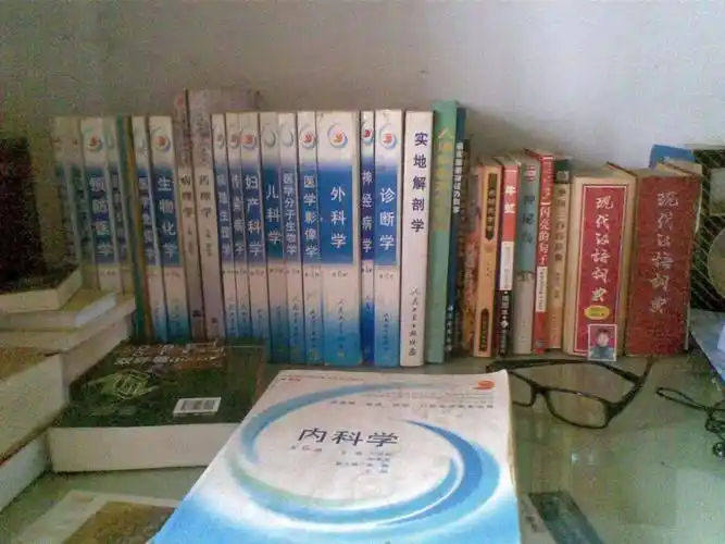 家是4年制医学生每天背着比砖头还重的课本去上课当别的学生每天社团