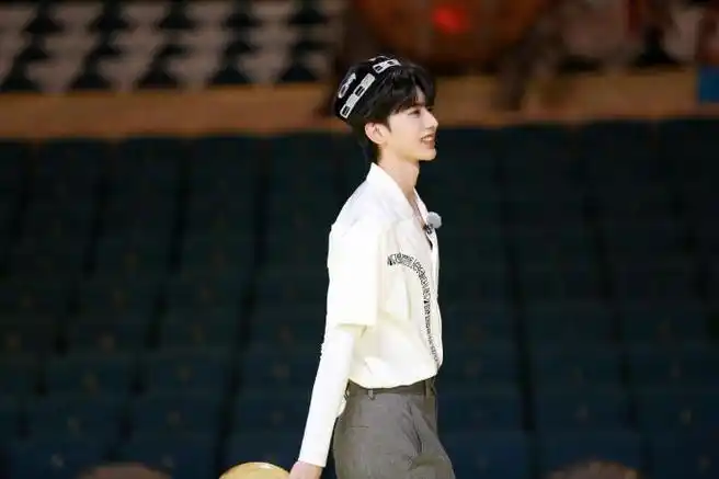 跑男来了95视频sniperaugust_蔡徐坤傻站漂亮姐姐_kunsland·蔡徐坤