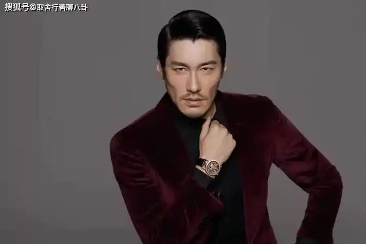 进入21世纪,胡兵凭借在《粉红女郎》,《双响炮》等剧中的出色表演