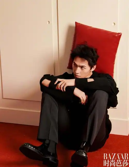 杨洋天台情绪大片#《时尚芭莎》的八月刊,身穿valentino套装的@杨篌