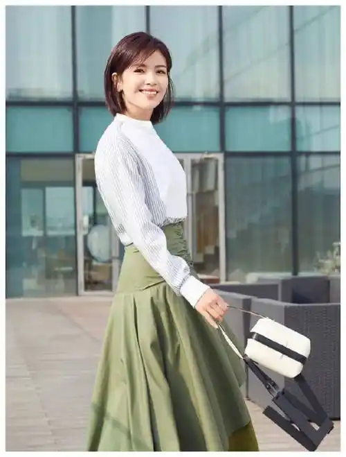 刘涛一直给人短发的印象,让本来就很有智慧的她看起来更干练.