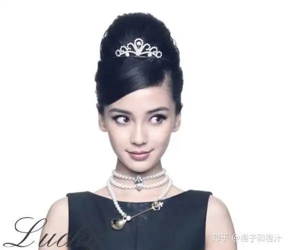 赫本最经典的珍珠元素的搭配,就是项链了.