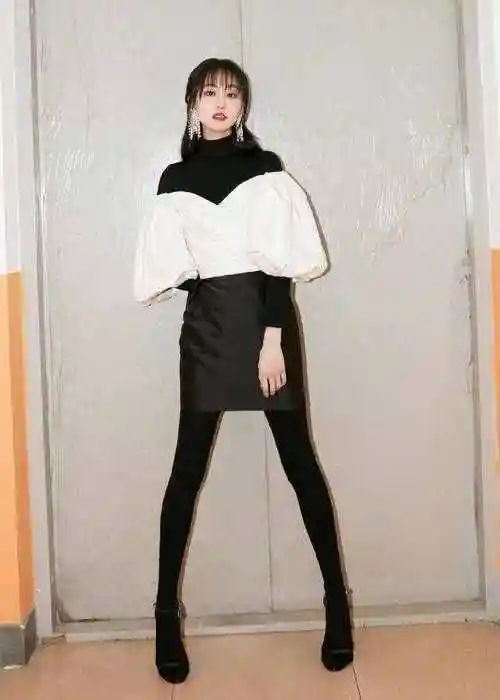 现在的郑爽,身高168cm,在女生中算是标准偏高的身材,但这样的身高体重