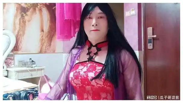 就是角色扮演也可以说就是男扮女装,男人穿女人衣服那种吧,在古时候